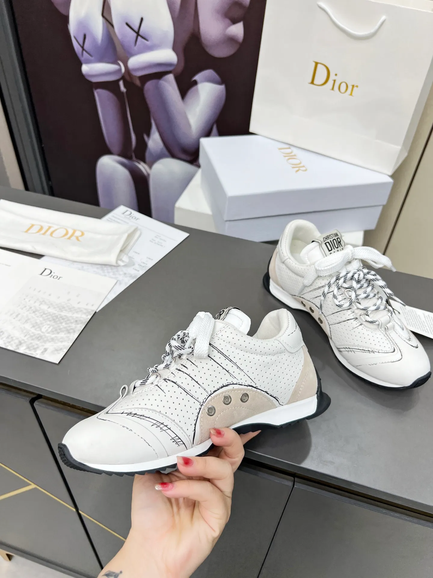 White men's shoes💰540 This D-Sketch sneaker is a new product of the 2025 spring and summer ready-to-wear series❤️‍🔥❤️‍🔥❤️‍🔥❤️‍🔥, highlighting the classic retro aesthetics. Crafted from gold-toned crinkled sheepskin and gold-toned laminated calfskin 🌹🌹🌹, it features beige suede calfskin panels and double laces. The side is decorated with a handwritten Christian Dior Men's Shoes 💰aris logo🎆🎆🎆, while the heel and tongue are embellished with Christian Dior Men's Shoes 💰aris logo panels and plaques. Paired with two-color thin rubber soles, they look more refined. Size: 35~41 (men’s model is currently available). Color: black, white, gold, silver.